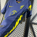 camisa-camiseta-atletico-de-madrid-nike-riyadh-air-versao-torcedor-masculina-25-26-away-fora-ii-secundaria-2-branca-branco-amarela-amarelo-azul-vermelha-vermel_6