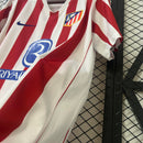 camisa-camiseta-atletico-de-madrid-nike-riyadh-air-versao-torcedor-masculina-25-26-home-casa-i-principal-1-branca-branco-preta-preto-azul-vermelha-vermelho_6