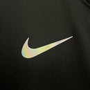 camisa-camiseta-barcelona-nike-versao-versao-torcedor-masculina-24-25-edicao-edicao-especial-balmain-paris-preta-branca-preto-branco-refletiva-detalhes-refletivos_4
