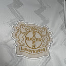 camisa-camiseta-bayer-leverkusen-castore-barmenia-versao-versao-torcedor-masculina-24-25-away-fora-ii-secundaria-2-branca-branco-dourado-dourada_5
