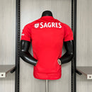 camisa-camiseta-benfica-adidas-emirates-fly-better-versao-versao-jogador-masculina-24-25-home-casa-i-principal-1-vermelha-vermelho-branca-branco_2
