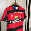 camisa-camiseta-flamengo-umbro-lubrax-versao-torcedor-masculina-1997-home-casa-i-principal-1-vermelha-vermelho-preta-preto-retro_4
