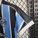 camisa-camiseta-gremio-gremio-banrisul-umbro-versao-versao-torcedor-conjunto-infantil-shorts-23-24-home-casa-i-principal-1-azul-preto-preta-branca-branco_5