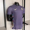 camisa-camiseta-inglaterra-nike-selecao-selecao-inglesa-versao-versao-jogador-masculina-24-25-away-fora-ii-secundaria-2-bellingham-jude-harry-kane-branco-branca-azul-roxa-roxo_5