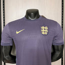 camisa-camiseta-inglaterra-nike-selecao-selecao-inglesa-versao-versao-jogador-masculina-24-25-away-fora-ii-secundaria-2-bellingham-jude-harry-kane-branco-branca-azul-roxa-roxo_9