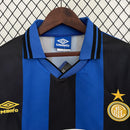 camisa-camiseta-inter-de-milao-milao-umbro-pirelli-versao-versao-torcedor-masculina-95-96-home-casa-i-principal-1-azul-preta-preto-retro-retro-amarelo-amarela_3