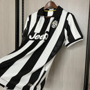 camisa-camiseta-juventus-nike-jeep-versao-torcedor-masculina-14-15-home-casa-i-principal-1-preta-preto-branca-branco-retro_18