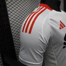 camisa-camiseta-liverpool-adidas-standard-chartered-versao-jogador-masculina-25-26-edicao-especial-preta-preto-branca-branco-vermelha-vermelho_5