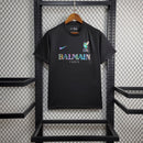 camisa-camiseta-liverpool-nike-standard-chartered-versao-torcedor-masculina-23-24-edicao-especial-balmain-paris-preta-preto-branca-branco-vermelha-vermelho-refletiva_1