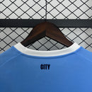 camisa-camiseta-manchester-city-puma-etihad-airways-versao-torcedor-masculina-25-26-home-casa-i-principal-1-azul-branca-branco-preta-preto_10