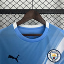 camisa-camiseta-manchester-city-puma-etihad-airways-versao-torcedor-masculina-25-26-home-casa-i-principal-1-azul-branca-branco-preta-preto_2