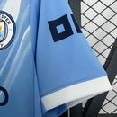 camisa-camiseta-manchester-city-puma-etihad-airways-versao-torcedor-masculina-25-26-home-casa-i-principal-1-azul-branca-branco-preta-preto_5