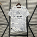 camisa-camiseta-manchester-city-puma-etihad-airways-versao-versao-torcedor-masculina-24-25-edicao-edicao-especial-ano-novo-chines-chines-erling-haaland-de-bruyne-branca-branco-preta-p