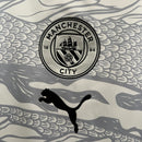 camisa-camiseta-manchester-city-puma-etihad-airways-versao-versao-torcedor-masculina-24-25-edicao-edicao-especial-ano-novo-chines-chines-erling-haaland-de-bruyne-branca-branco-preta-p_3498fc80-e8ef-4762-bf1d-63b79bd389be