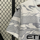 camisa-camiseta-manchester-city-puma-etihad-airways-versao-versao-torcedor-masculina-24-25-edicao-edicao-especial-ano-novo-chines-chines-erling-haaland-de-bruyne-branca-branco-preta-p_b33951f0-da4d-4d85-b562-49401428e420