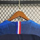 camisa-camiseta-manga-longa-selecao-selecao-francesa-franca-franca-nike-versao-versao-torcedor-masculina-2018-home-casa-i-principal-1-azul-branca-branco-vermelha-vermelho-retro-retro_87402ce1-104f-4879-a527-6476d8297ece