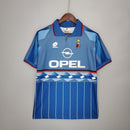 camisa-camiseta-milan-lotto-OPEL-versao-torcedor-masculina-95-96-third-away-fora-iii-terceira-3-azul-branca-branco-retro_1
