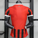 camisa-camiseta-milan-puma-emirates-fly-better-versao-versao-jogador-masculina-24-25-home-casa-i-principal-1-vermelha-preta-branca-vermelho-preto-branco_11