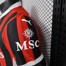 camisa-camiseta-milan-puma-emirates-fly-better-versao-versao-jogador-masculina-24-25-home-casa-i-principal-1-vermelha-preta-branca-vermelho-preto-branco_5