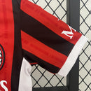 camisa-camiseta-milan-puma-emirates-fly-better-versao-versao-torcedor-conjunto-infantil-kids-24-25-home-casa-i-principal-1-vermelha-preta-branca-vermelho-preto-branc_9