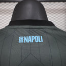 camisa-camiseta-napoli-ea7-msc-versao-versao-jogador-masculina-24-25-third-away-fora-iii-3-terceira-branca-branco-preta-preto-azul-cinza_3