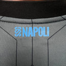 camisa-camiseta-napoli-ea7-msc-versao-versao-torcedor-masculina-24-25-third-away-fora-iii-3-terceira-branca-branco-preta-preto-azul-cinza_9