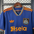 camisa-camiseta-newcastle-united-adidas-sela-versao-torcedor-masculina-25-26-third-away-fora-iii-terceira-3-azul-laranja_2