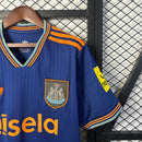 camisa-camiseta-newcastle-united-adidas-sela-versao-torcedor-masculina-25-26-third-away-fora-iii-terceira-3-azul-laranja_5