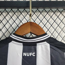 camisa-camiseta-newcastle-united-castore-sela-versao-versao-torcedor-conjunto-infantil-shorts-23-24-home-casa-i-principal-1-preta-branca-preto-branco_13