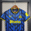 camisa-camiseta-newcastle-united-castore-sela-versao-versao-torcedor-conjunto-infantil-shorts-23-24-third-away-fora-iii-terceira-3-preta-branca-preto-branco-azul-amarela-amarelo_2