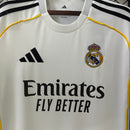 camisa-camiseta-real-madrid-adidas-emirates-fly-better-versao-torcedor-masculina-25-26-home-casa-i-principal-1-branca-branco-preta-preto-amarela-amarelo_2
