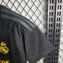 camisa-camiseta-real-madrid-adidas-emirates-fly-better-versao-versao-torcedor-masculina-23-24-third-away-fora-iii-terceira-3-preta-amarela-amarelo-preto_2