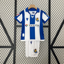 camisa-camiseta-real-sociedad-macron-yasuda-group-versao-versao-torcedor-conjunto-infantil-shorts-24-25-home-casa-i-principal-1-azul-branca-branco_1