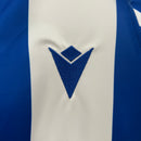 camisa-camiseta-real-sociedad-macron-yasuda-group-versao-versao-torcedor-conjunto-infantil-shorts-24-25-home-casa-i-principal-1-azul-branca-branco_2