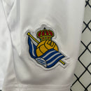 camisa-camiseta-real-sociedad-macron-yasuda-group-versao-versao-torcedor-conjunto-infantil-shorts-24-25-home-casa-i-principal-1-azul-branca-branco_3