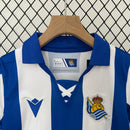 camisa-camiseta-real-sociedad-macron-yasuda-group-versao-versao-torcedor-conjunto-infantil-shorts-24-25-home-casa-i-principal-1-azul-branca-branco_4