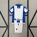 camisa-camiseta-real-sociedad-macron-yasuda-group-versao-versao-torcedor-conjunto-infantil-shorts-24-25-home-casa-i-principal-1-azul-branca-branco_5