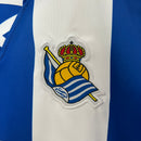 camisa-camiseta-real-sociedad-macron-yasuda-group-versao-versao-torcedor-conjunto-infantil-shorts-24-25-home-casa-i-principal-1-azul-branca-branco_6