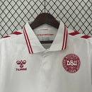 camisa-camiseta-selecao-selecao-dinamarca-dinamarquesa-hummel-versao-versao-torcedor-masculina-24-25-away-fora-ii-secundaria-2-vermelha-vermelho-branca-branco_4