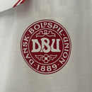 camisa-camiseta-selecao-selecao-dinamarca-dinamarquesa-hummel-versao-versao-torcedor-masculina-24-25-away-fora-ii-secundaria-2-vermelha-vermelho-branca-branco_8