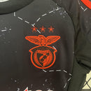 camisa-camiseta-shorts-benfica-adidas-emirates-fly-better-versao-versao-torcedor-conjunto-infantil-kids-24-25-away-fora-ii-secundaria-2-vermelha-vermelho-preto-pret_6