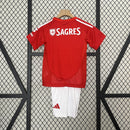 camisa-camiseta-shorts-benfica-adidas-emirates-fly-better-versao-versao-torcedor-conjunto-infantil-kids-24-25-home-casa-i-principal-1-vermelha-vermelho-branca-branc_5