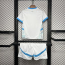 camisa-camiseta-shorts-olympique-marseille-puma-cmacgm-versao-versao-torcedor-conjunto-infantil-kids-24-25-home-casa-i-principal-1-azul-branca-branco_4