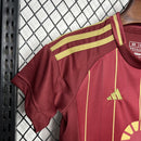 camisa-camiseta-shorts-roma-adidas-riyadh-season-versao-versao-torcedor-conjunto-infantil-kids-24-25-home-casa-i-principal-1-vinho-dourada-dourado-vermelha-vermelho_4