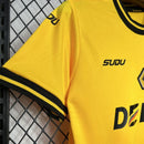 camisa-camiseta-shorts-wolverhampton-wolves-debet-sudu-versao-torcedor-conjunto-infantil-kids-24-25-home-casa-i-principal-1-amarela-amarelo-laranja-preta-preto_2