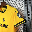 camisa-camiseta-shorts-wolverhampton-wolves-debet-sudu-versao-torcedor-conjunto-infantil-kids-24-25-home-casa-i-principal-1-amarela-amarelo-laranja-preta-preto_7