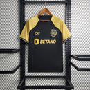 camisa-camiseta-sporting-lisboa-nike-betano-super-bock-versao-versao-torcedor-masculina-23-24-third-away-fora-iii-terceira-3-amarela-preta-preto-amarelo-dourado-dourada-cr7-cristiano