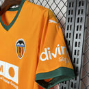 camisa-camiseta-valencia-puma-tm-real-estate-group-versao-versao-torcedor-masculina-24-25-third-away-fora-iii-terceira-3-branca-branco-laranja-verde_2