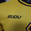 camisa-camiseta-wolverhampton-wolves-debet-sudu-versao-jogador-masculina-24-25-home-casa-i-principal-1-amarela-amarelo-laranja-preta-preto_10