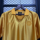 camisa-camiseta-wolverhampton-wolves-debet-sudu-versao-torcedor-masculina-24-25-comemorativa-70-anos-amarela-amarelo-laranja-preta-preto-dourada-dourado_1_3